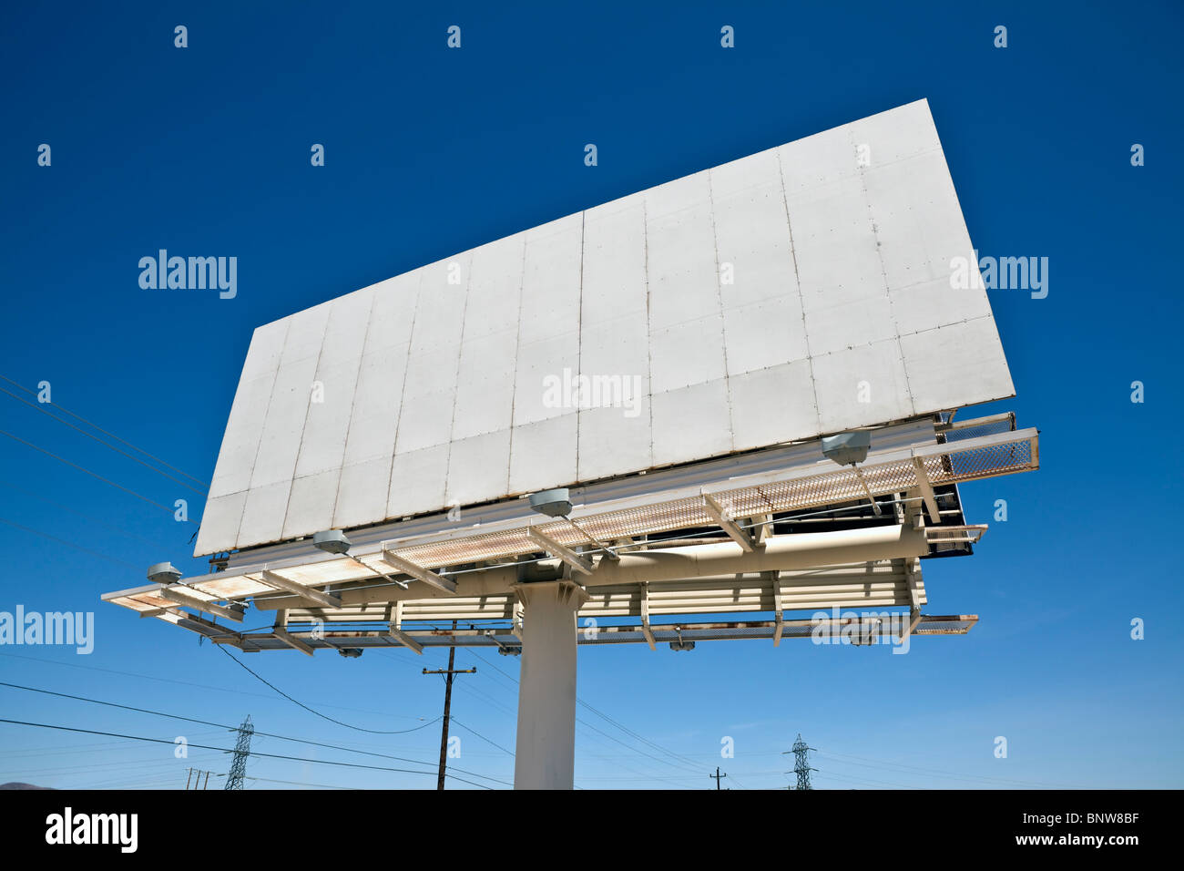 Leere Autobahn Plakatwand in der kalifornischen Mojave-Wüste. Stockfoto
