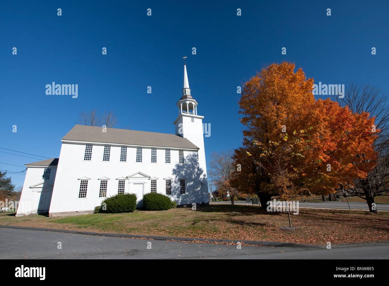 Unitarian Kirche auf der Bundesstraße 169 in Brooklyn Connecticut im Herbst Stockfoto