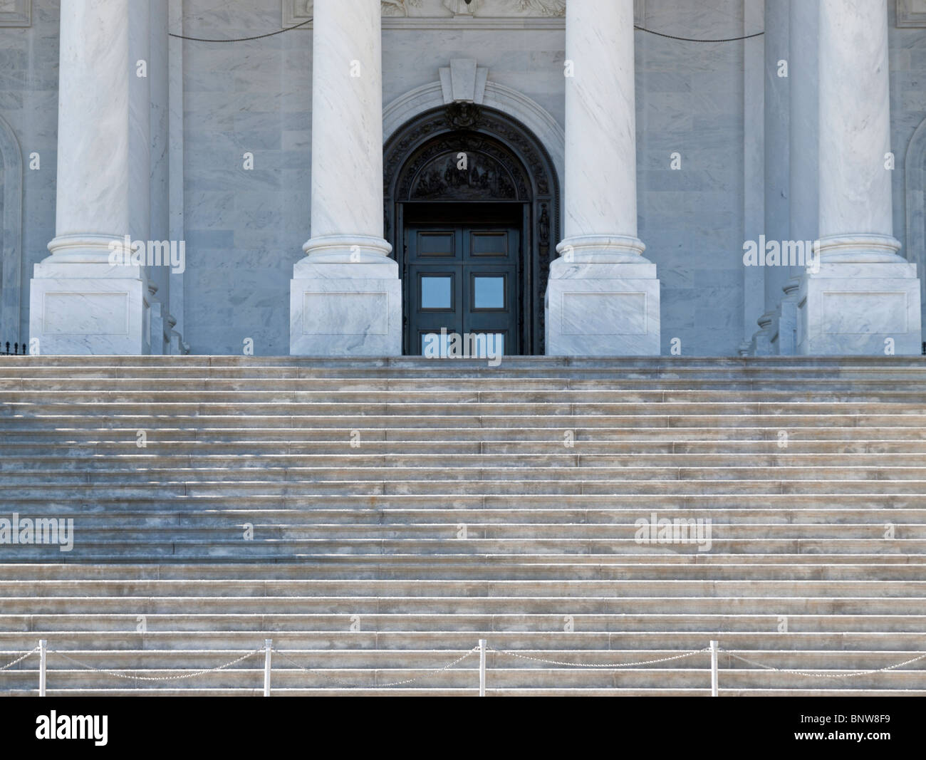 Oberste Gerichtshof Schritte und Haustür in Washington DC. Stockfoto