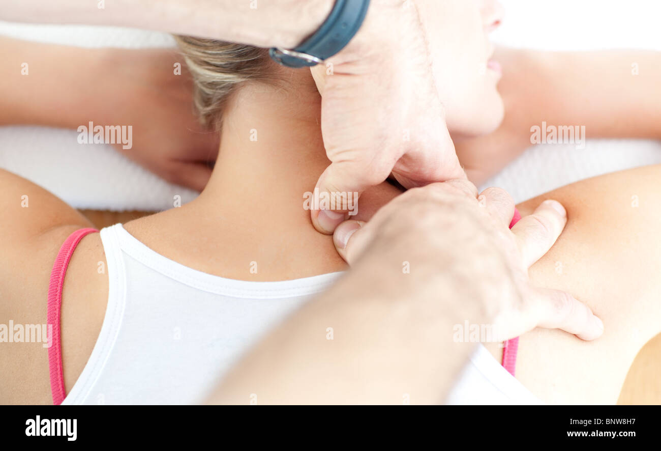 Nette Frau mit einer massage Stockfoto