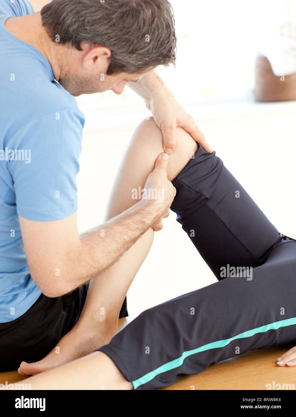 Ein reifer Mann tut eine Massage in Nahaufnahme Stockfoto