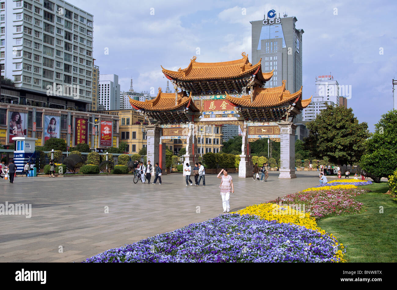 Jinmabiji Quadrat mit Golden Horse Gate Kunming Yunnan China Stockfoto