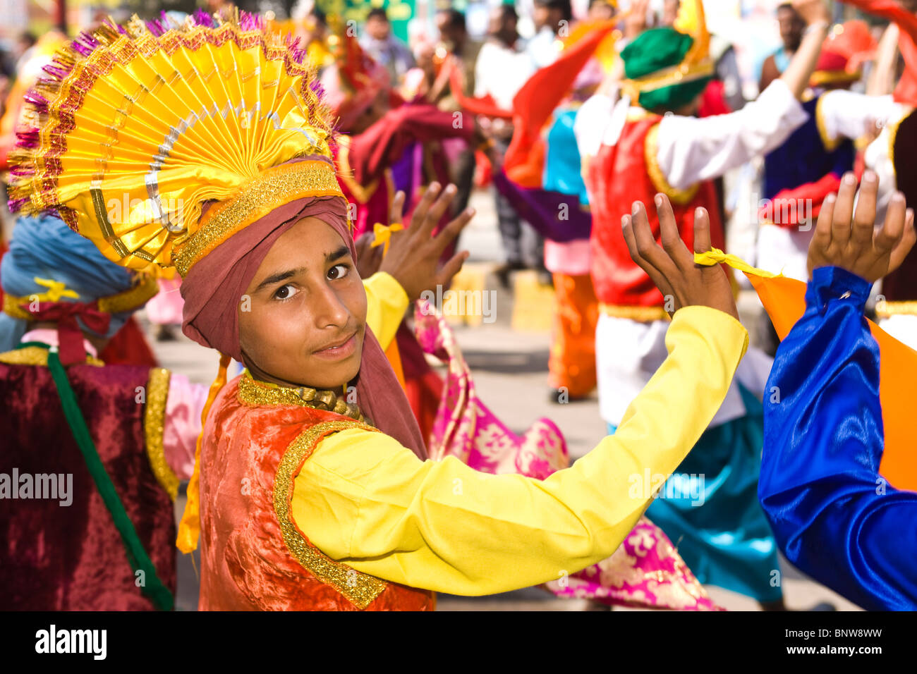 Indischen Jugendlichen führen einen Punjabi traditionellen Volkstanz Stockfoto Indischen Jugendlichen führen einen Punjabi traditionellen Volkstanz Stockfoto