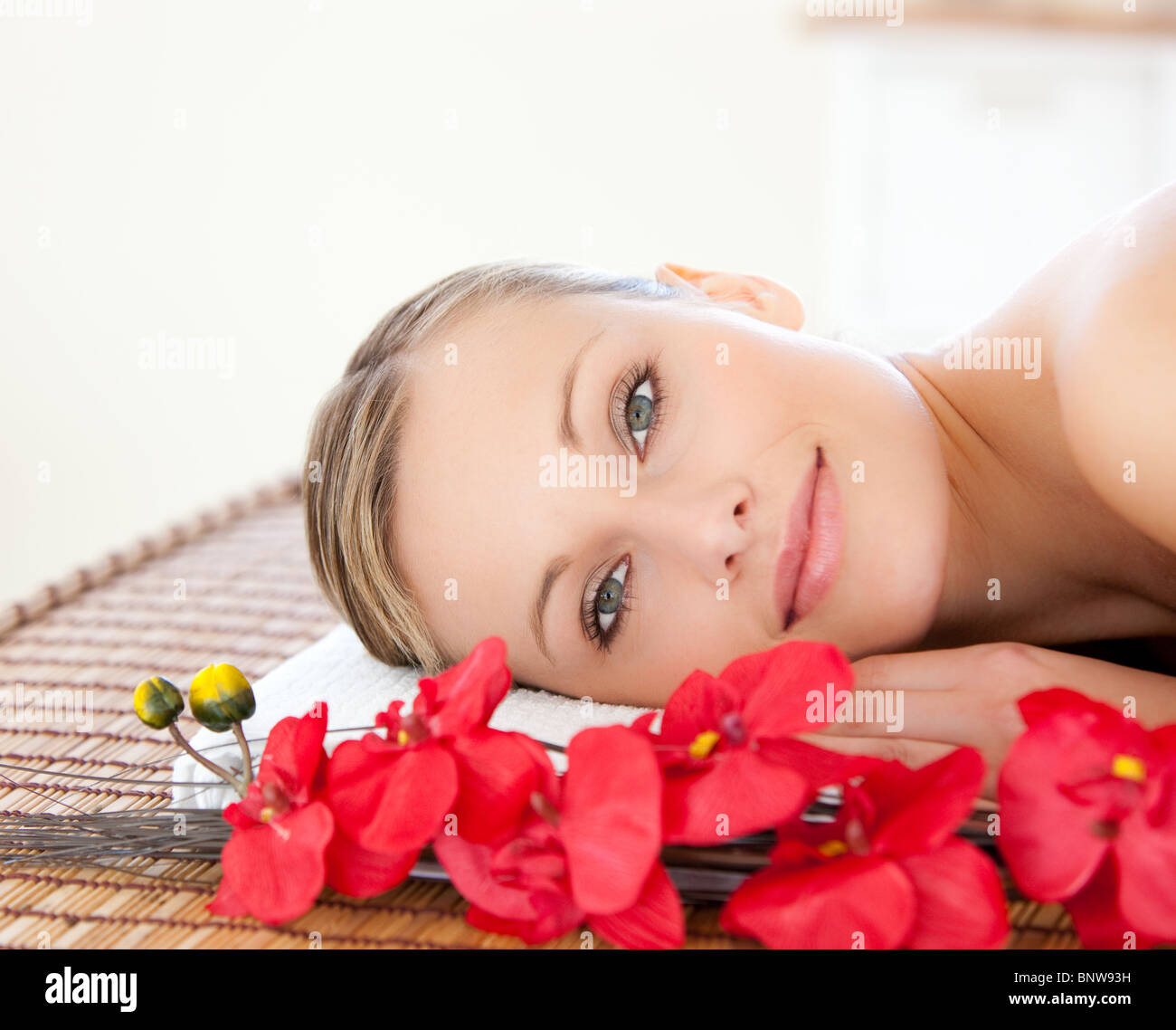 Strahlende Frau Entspannung in einem Spa-center Stockfoto