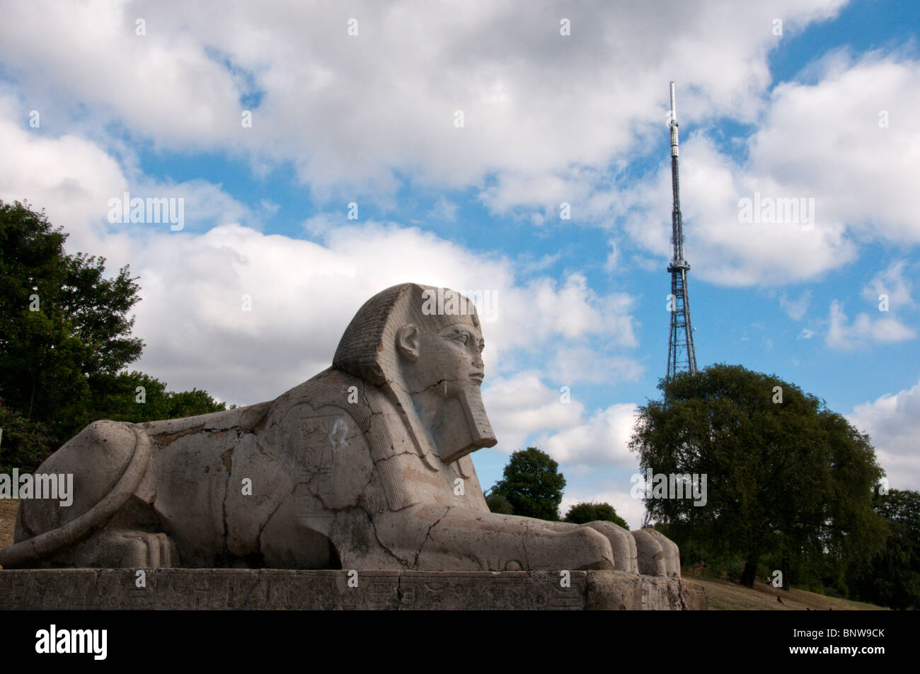 Eine Sphinx - Teil der Ruinen des Crystal Palace in Süd-London mit dem TV-Mast im Hintergrund. Stockfoto