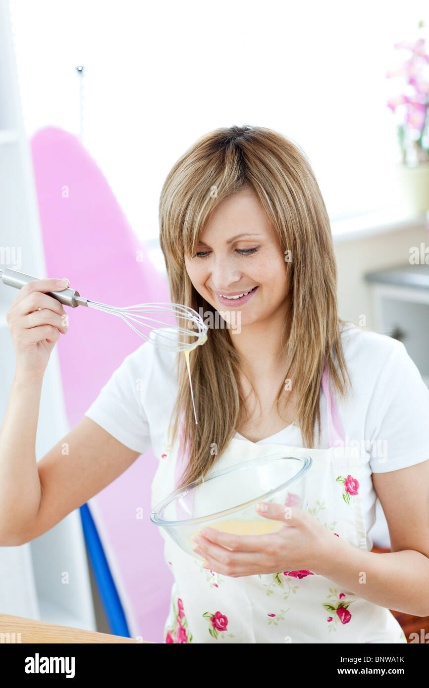 Freuen uns Frau Zubereitung einer Mahlzeit in der Küche Stockfoto