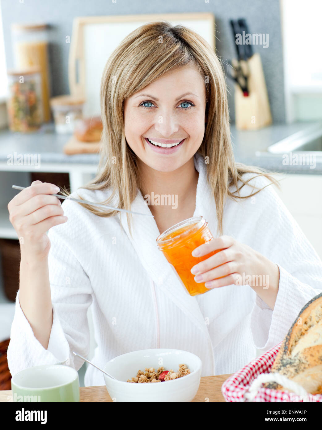 Junge Frau mit Frühstück in der Küche Stockfoto