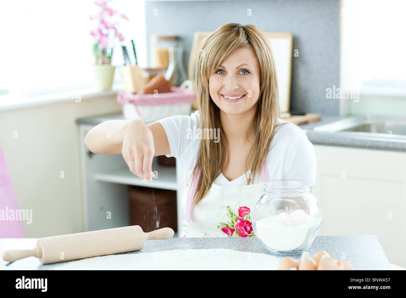 Attraktive Frau Kochen Kuchen in der Küche Stockfoto