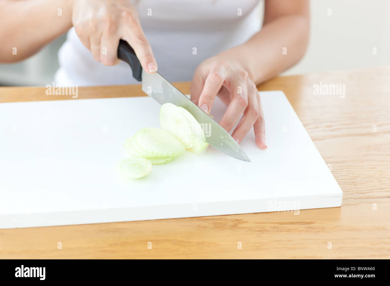 Freuen uns Frau Zwiebel in der Küche vorbereiten Stockfoto