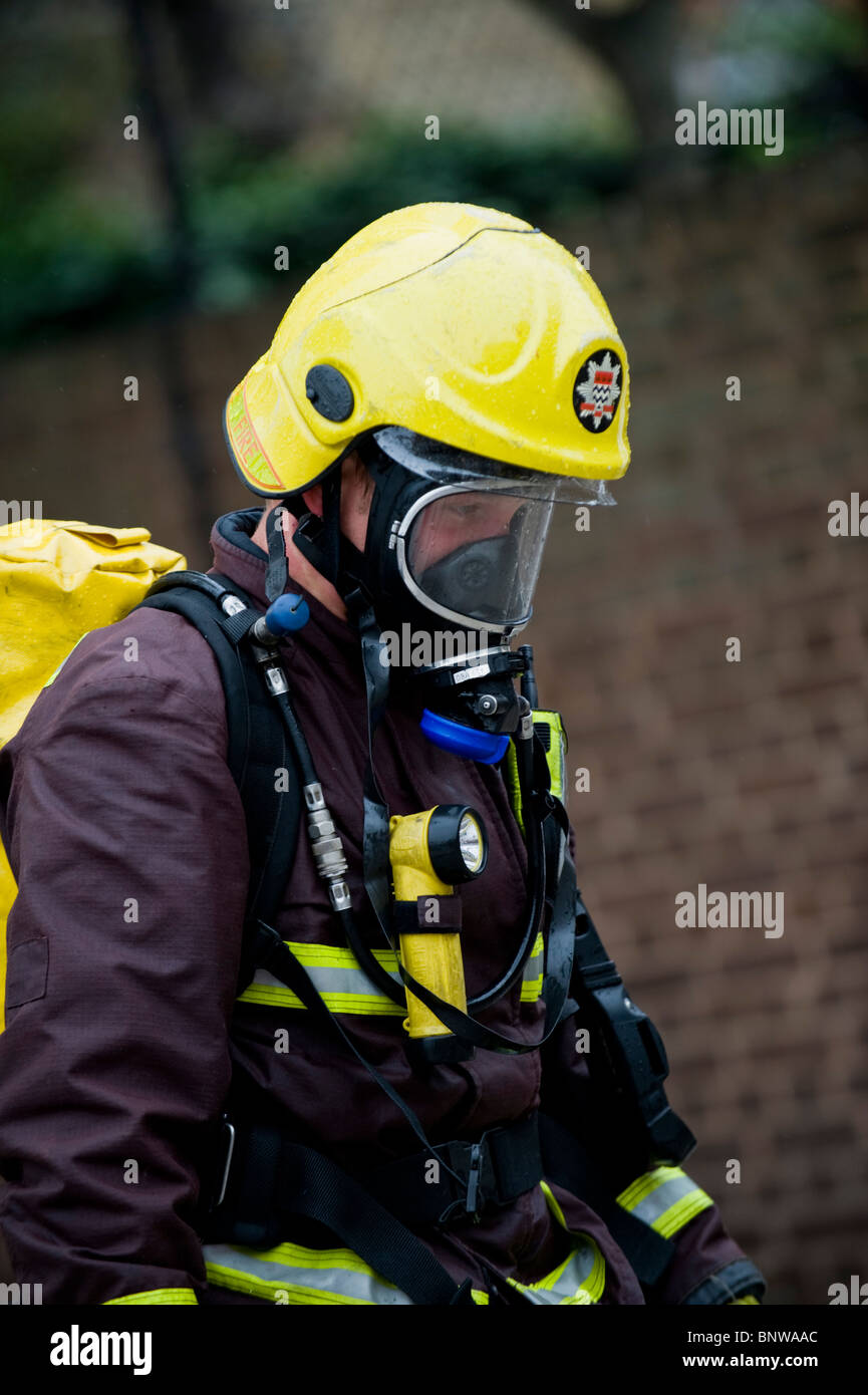 Mitglieder der London Feuerwehr, einige in Atemgeräten, gehen durch Rescue Übungen bei ihrer Feuerwehr in Battersea Stockfoto