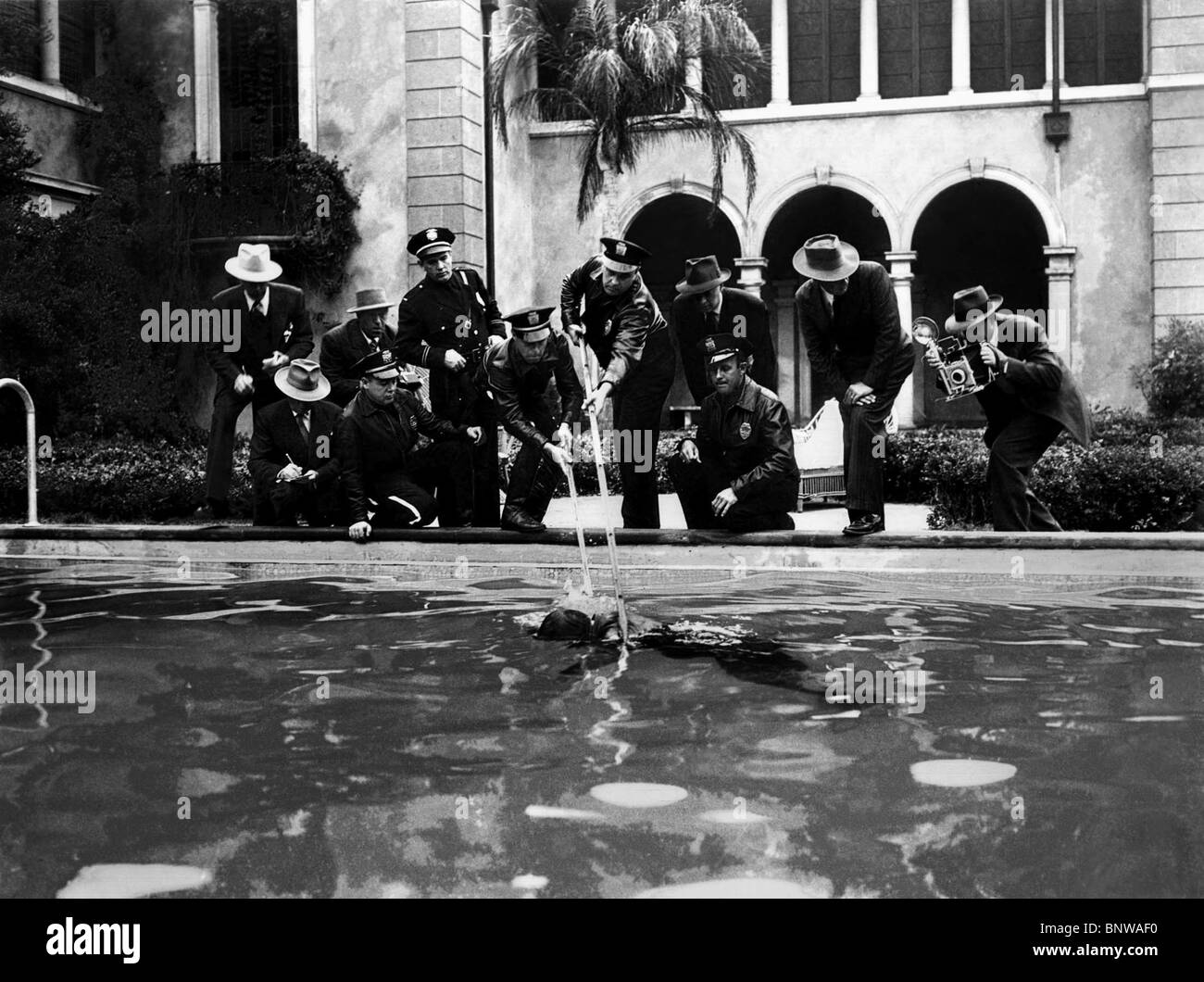 WILLIAM HOLDEN & SCHWIMMEN POOL SUNSET BOULEVARD; SUNSET BOULEVARD (1950) Stockfoto