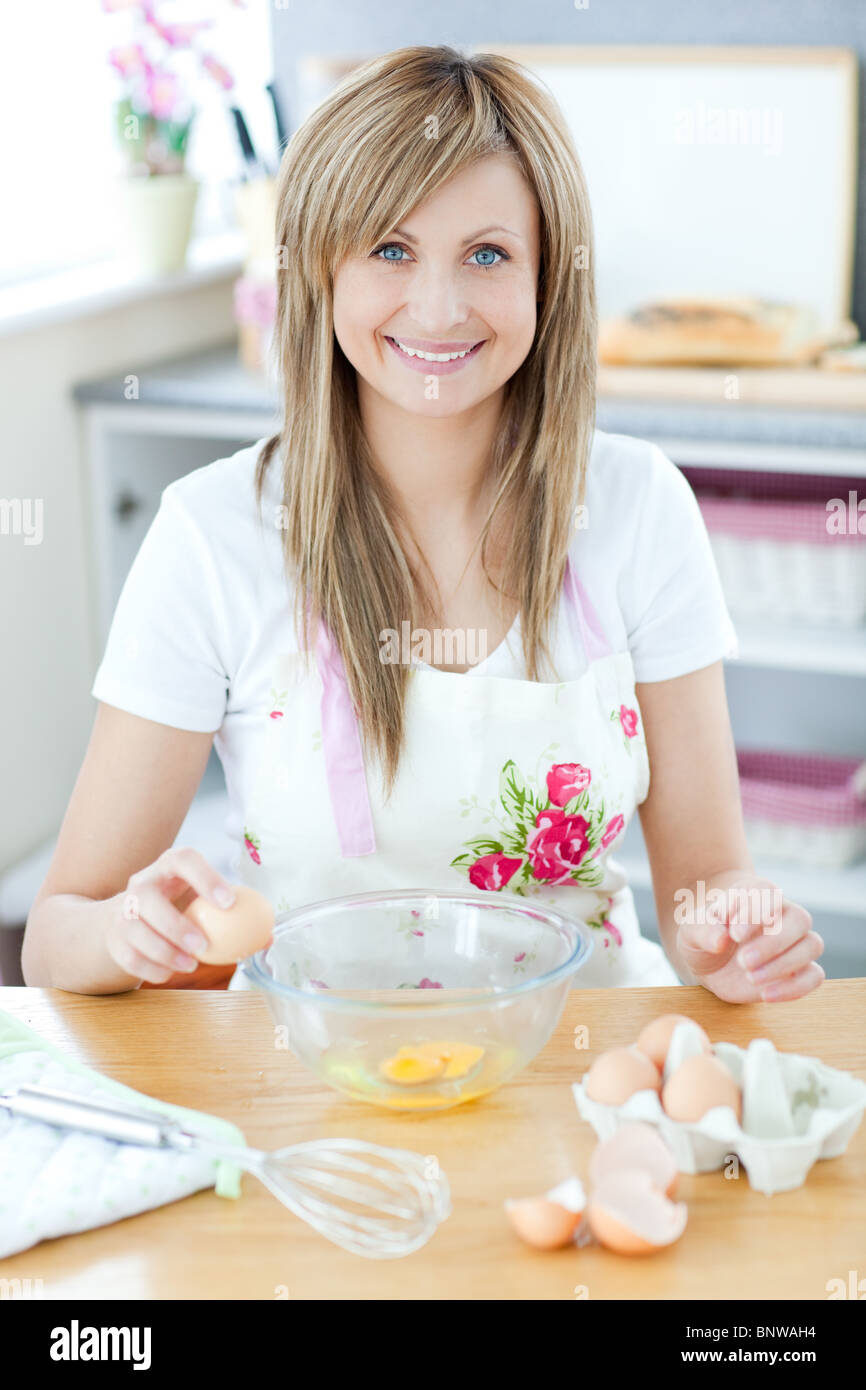 Freuen uns Frau einen Kuchen in der Küche vorbereiten Stockfoto