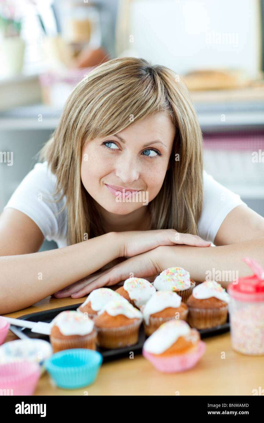 Freuen uns Frau will Kuchen in der Küche Essen Stockfoto