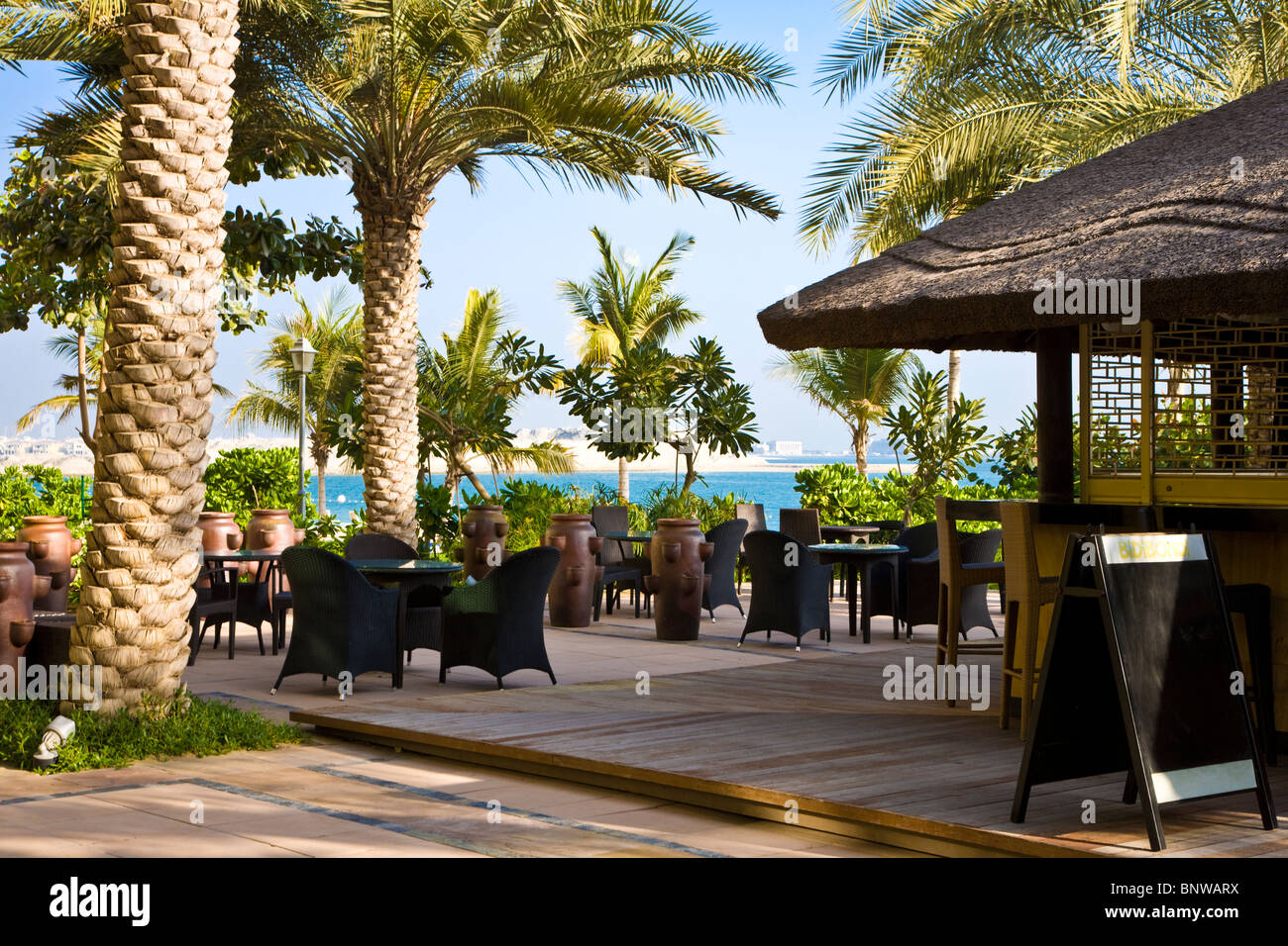 Der Pool-Bar in einem der Beachclubs auf dem Palm Island Jumeirah oder Jumeirah in Dubai, Vereinigte Arabische Emirate Stockfoto