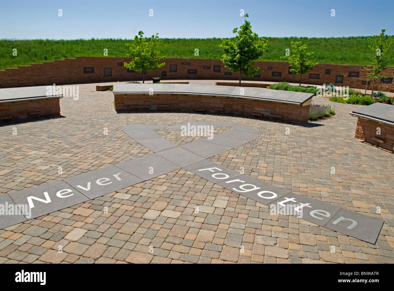 Eingang An Der Columbine High School Memorial Mit Den Worten Nie In Den Vordergrund Und Anzeige Von Plaques In Der Ferne Vergessen Stockfotografie Alamy