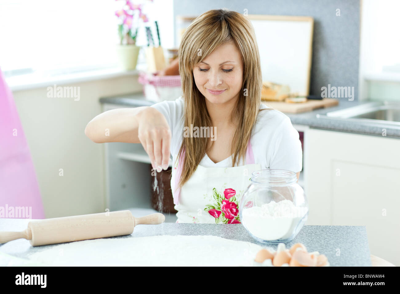 Porträt einer süßen Frau einen Kuchen in der Küche vorbereiten Stockfoto