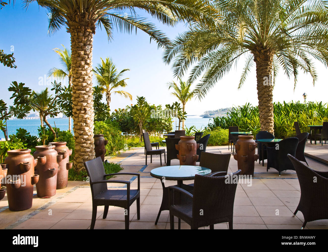 Der Pool-Bar in einem der Beachclubs auf dem Palm Island Jumeirah oder Jumeirah in Dubai Stockfoto