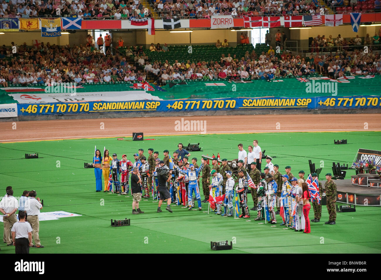 Britische Speedway Grand Prix 2010, gehalten im Millennium Stadium, Cardiff. Fredrik Lindgren begrüßt das Publikum Stockfoto