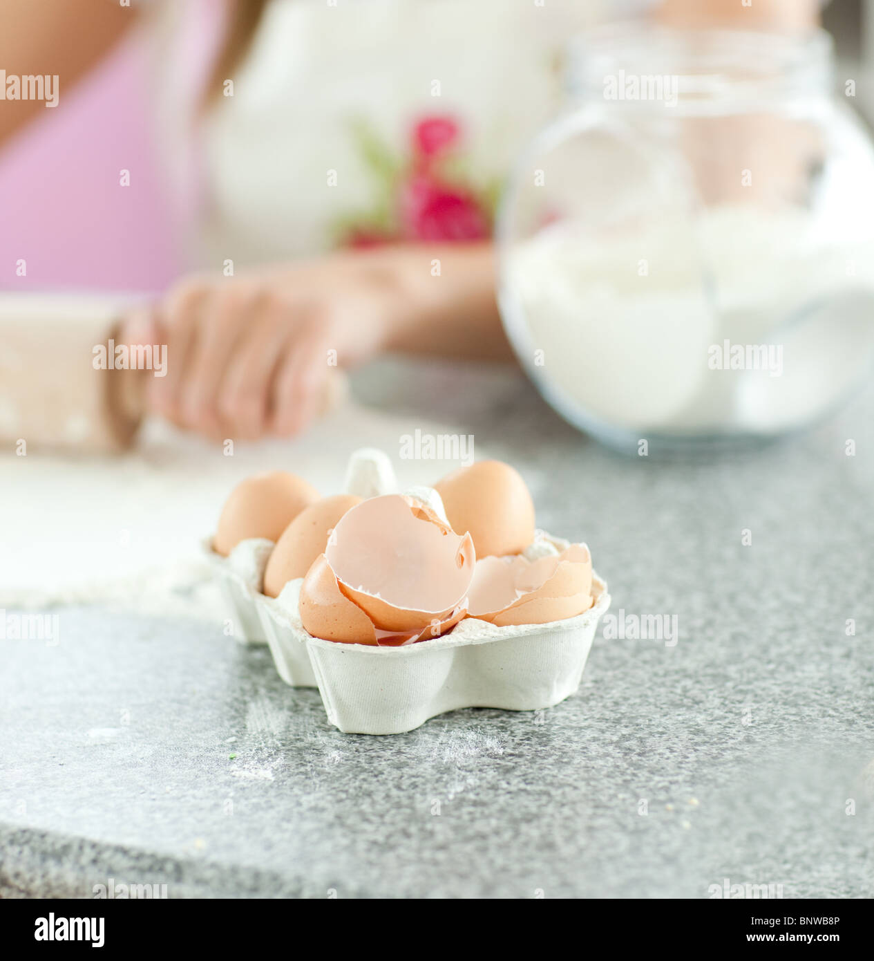 Nahaufnahme von gebrochenen Eiern in der Küche Stockfoto