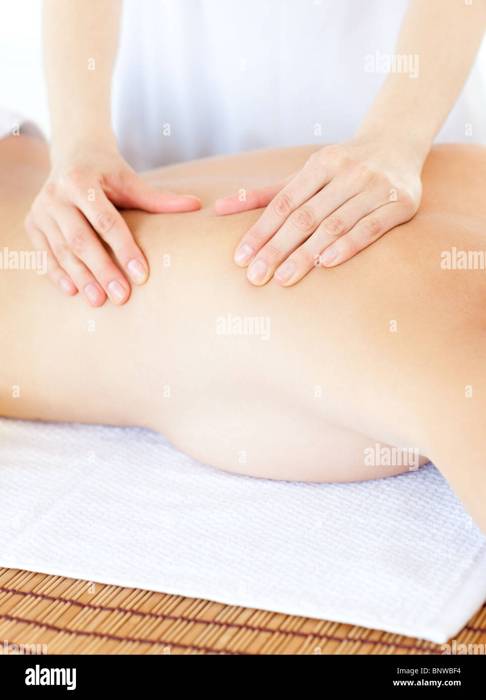 Freuen uns Frau, die eine Massage mit Massageöl Stockfoto