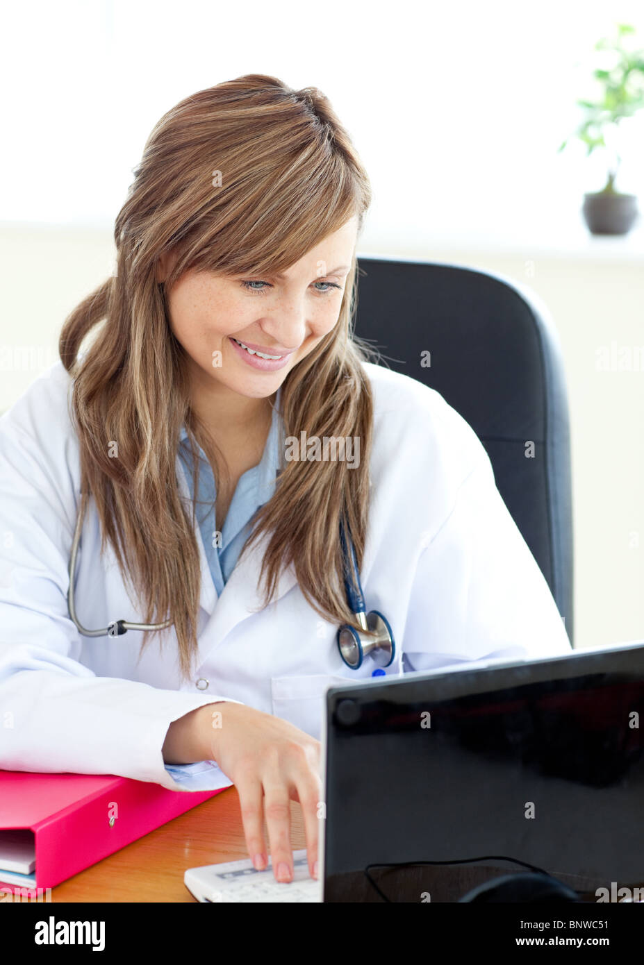 Lächelnd weiblichen Arzt arbeitet mit einem laptop Stockfoto