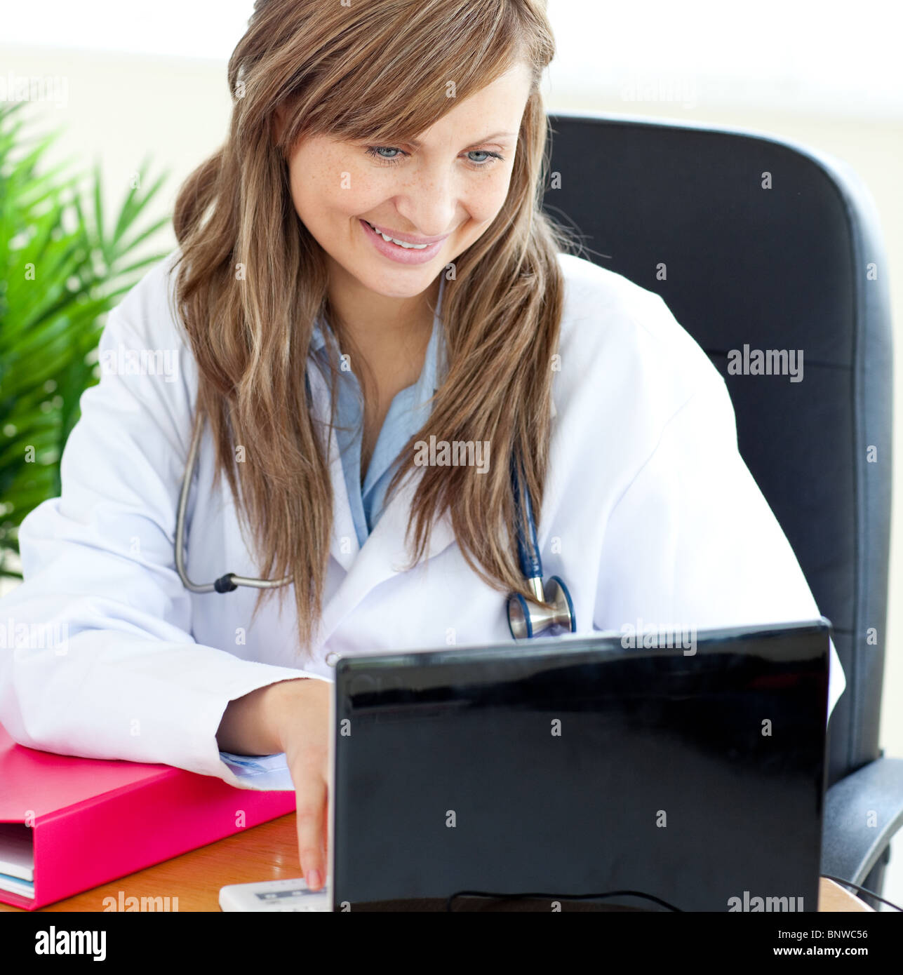 Hellen weiblichen Arzt arbeitet mit einem laptop Stockfoto