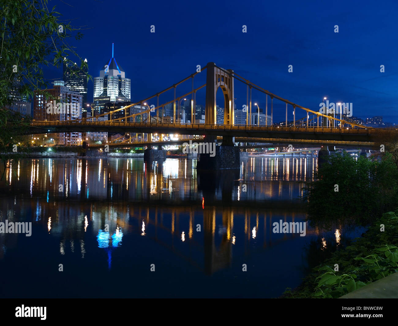 Skyline von Pittsburgh und den Ohio River in der Nacht. Stockfoto