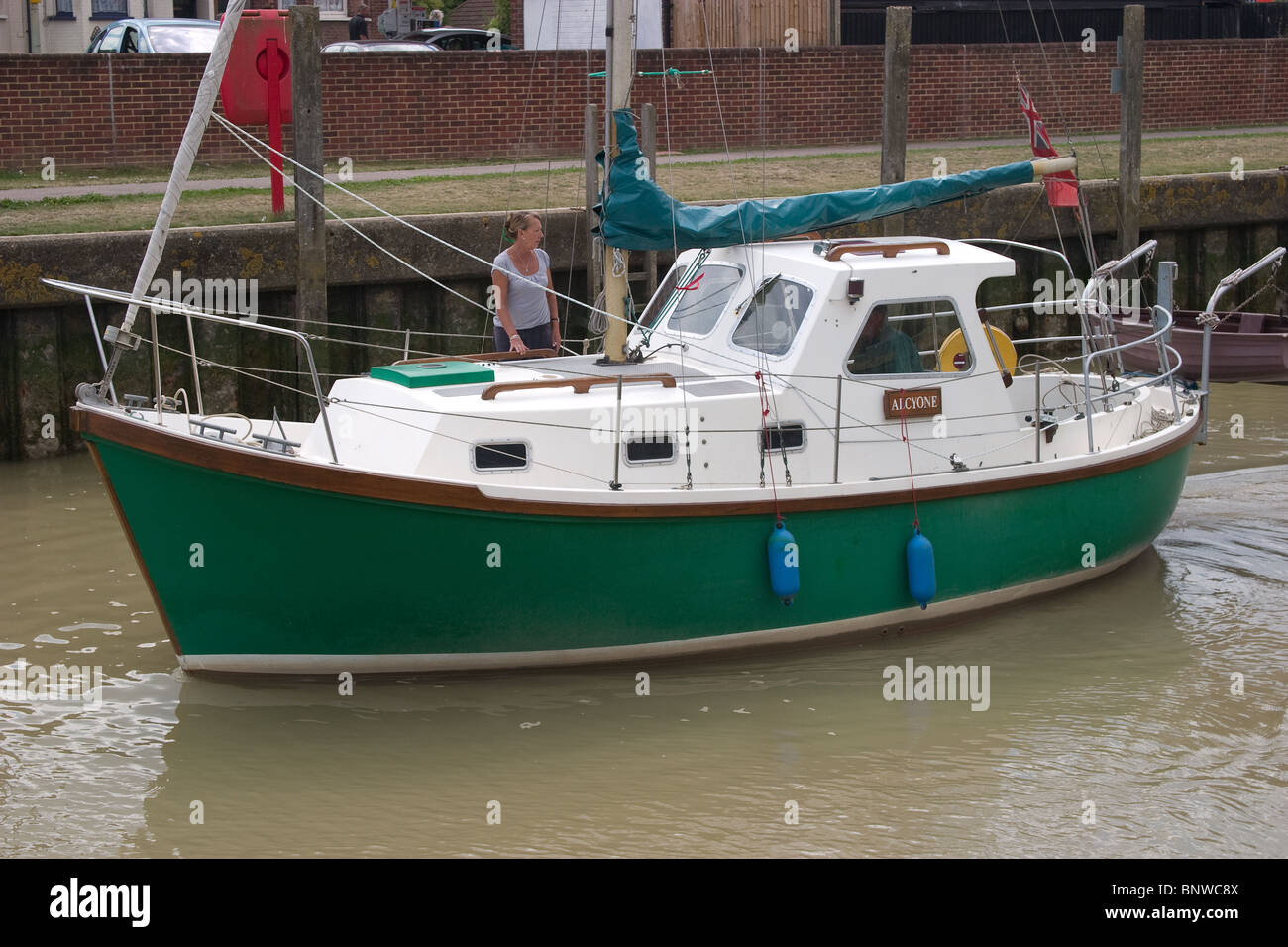 großer Motor angetrieben Freizeit Holzboot Kabine Segel Stockfoto