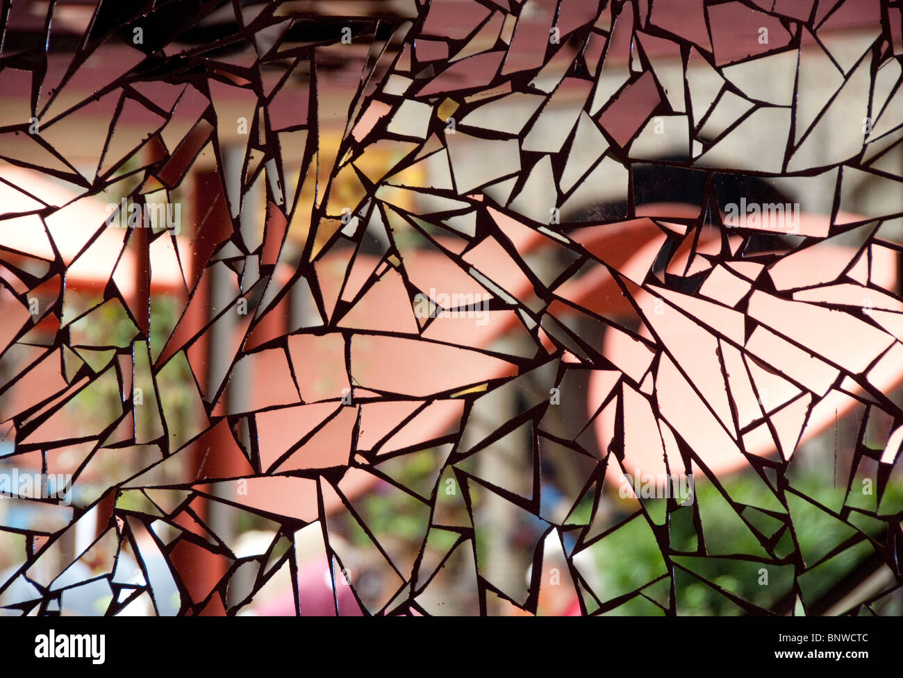 Gespiegelte Mosaik Reflexionen von der River Walk am Paseo del Rio in der Innenstadt von San Antonio, Texas, USA Stockfoto