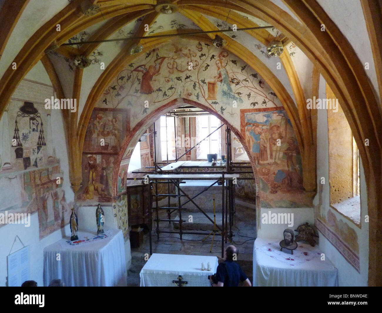 Slowenien - Bohinj. Mittelalterliche Wandmalereien in der Kirche des Hl. Johannes des Täufers wiederhergestellt wird. Foto Tony Gale Stockfoto