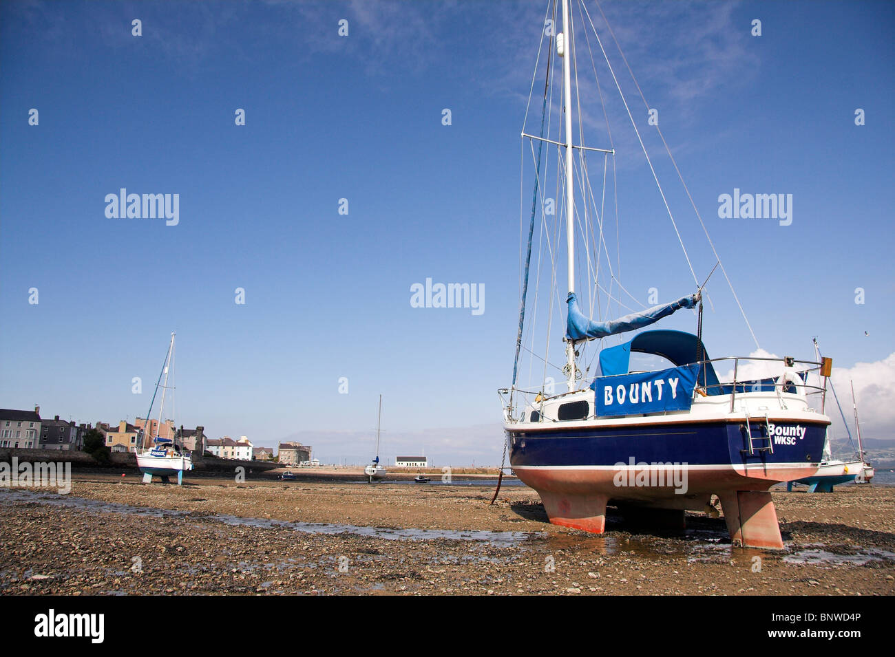 Boote auf dem Wattenmeer, Menai Strait, Beaumaris, Anglesey, North Wales, UK Stockfoto