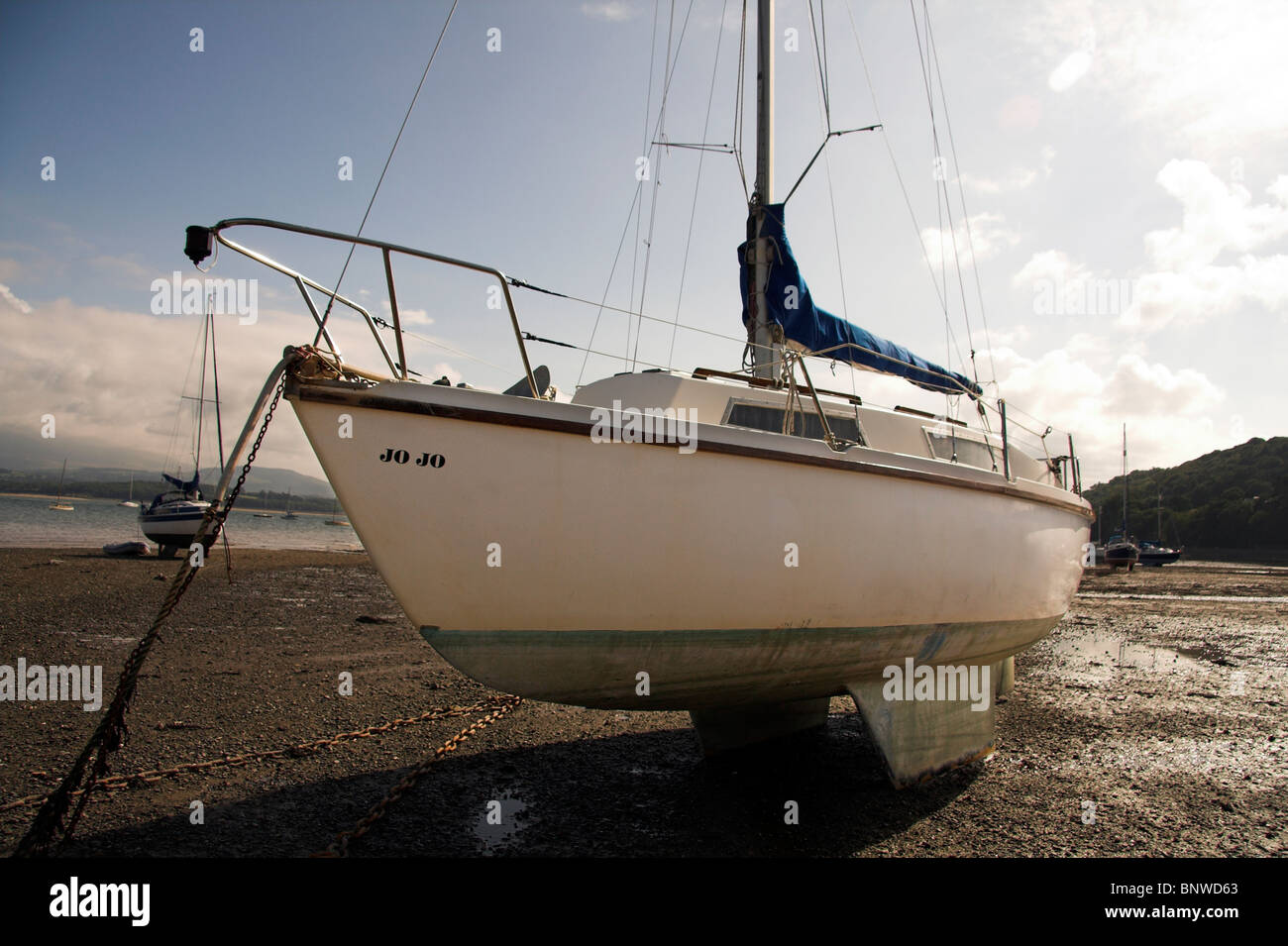 Nahaufnahme eines Bootes auf dem Wattenmeer, Beaumaris, Menai Strait, Anglesey, North Wales, UK Stockfoto