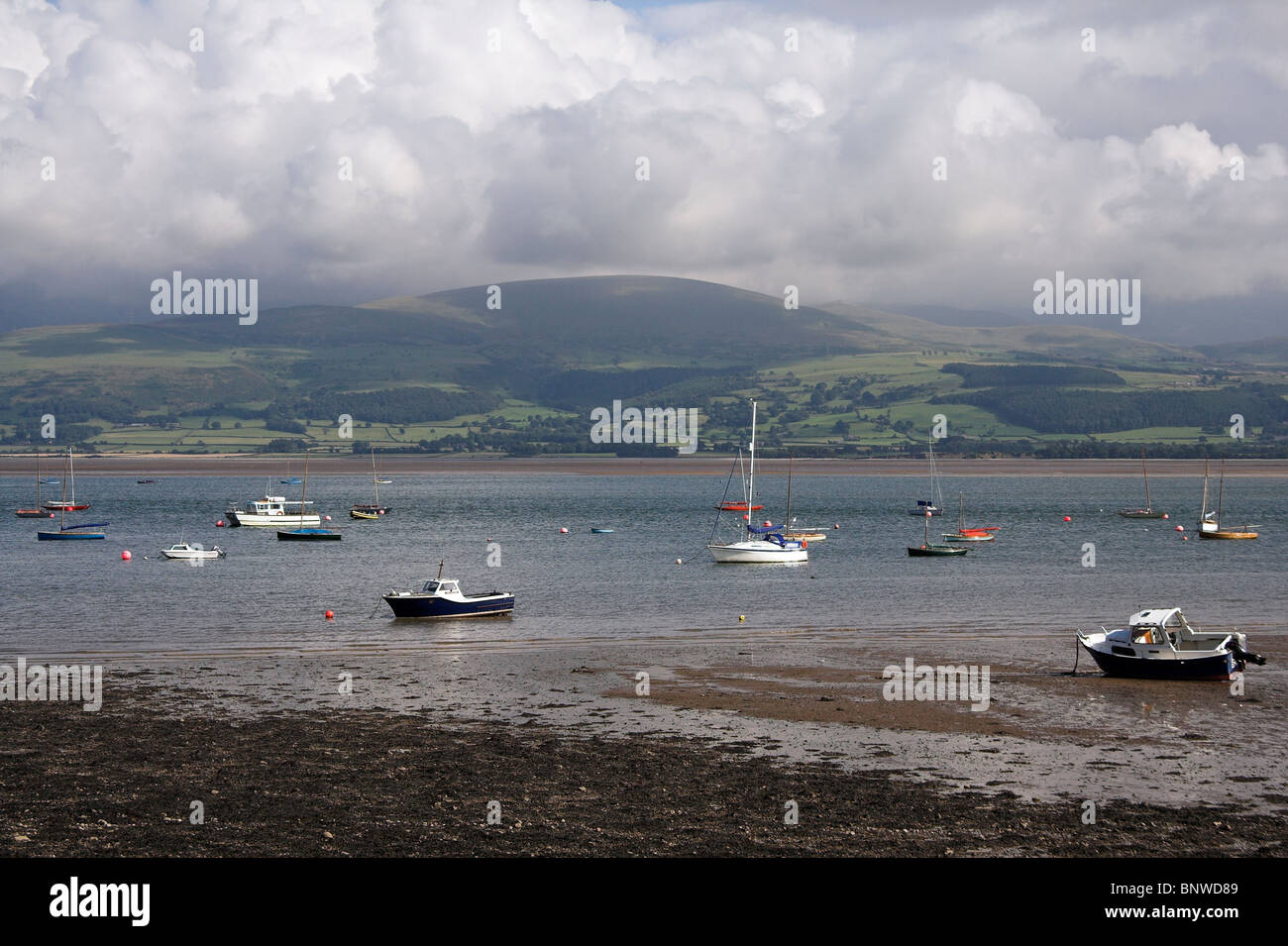 Boote über die Menaistraße Beaumaris, Anglesey, North Wales, UK Stockfoto