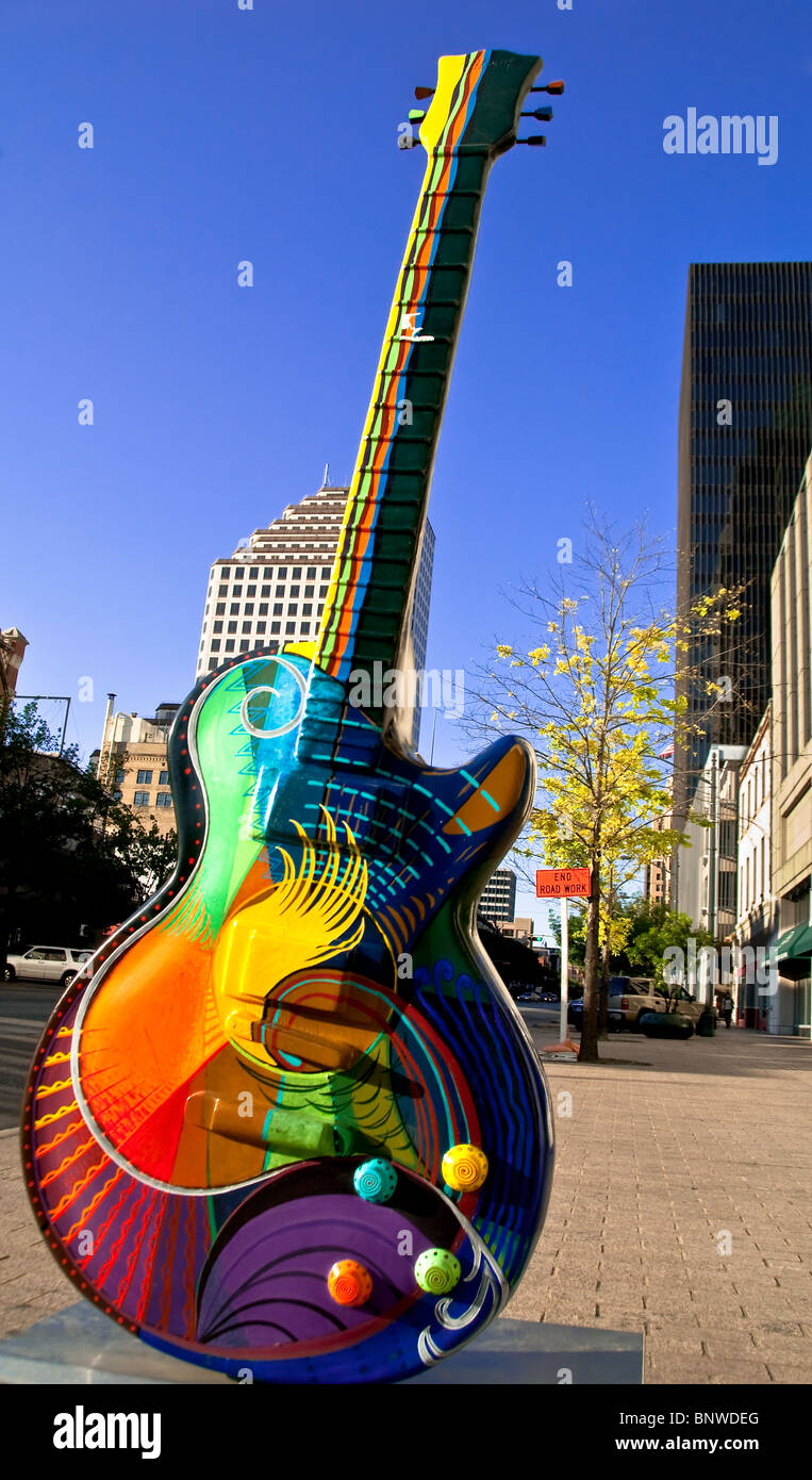 "Lebendigkeit", eine 10-Fuß-Gitarre-Skulptur von Craig Hein auf der Congress Avenue in der Innenstadt von Austin, Texas, USA Stockfoto