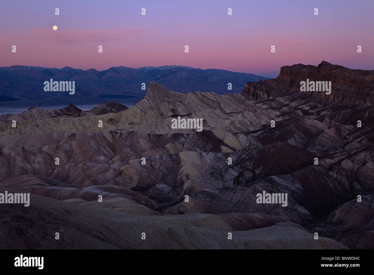 Ein Vollmond geht über die Panamint Range vom Zabriskie Point, Death Valley Nationalpark, Kalifornien, USA gesehen. Stockfoto