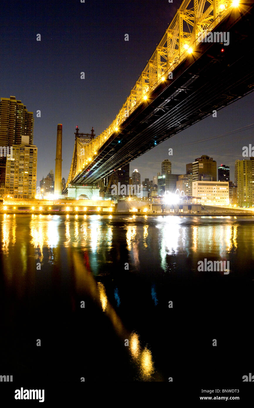 59th Street Bridge in New York City von unten gesehen in der Nacht von Roosevelt Island Stockfoto