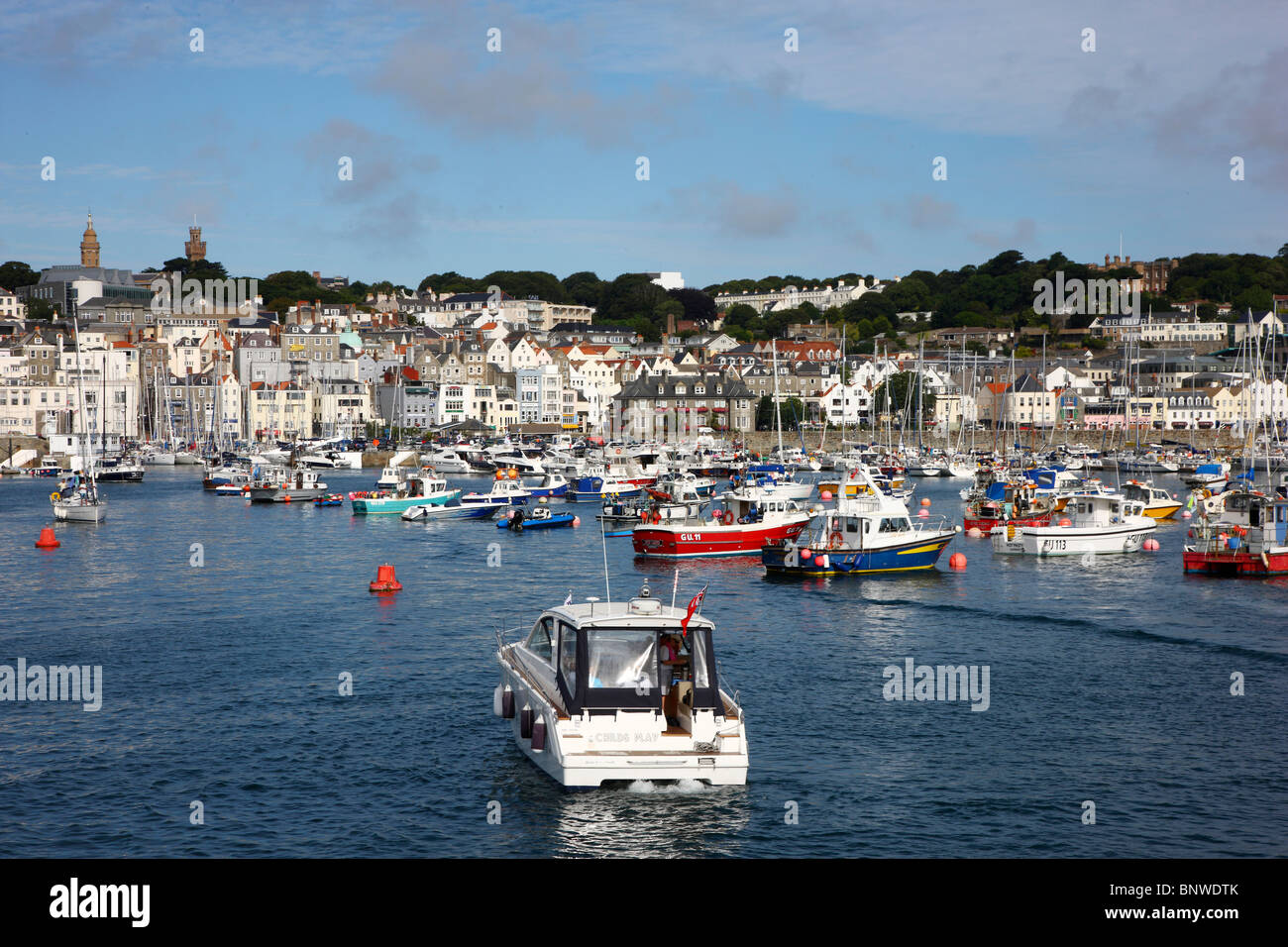 Hafen, Hafen von St. Peter Port, Guernsey, UK, Kanalinseln. Segelboote und Yachten in das Hafenbecken, Skyline der Stadt Stockfoto