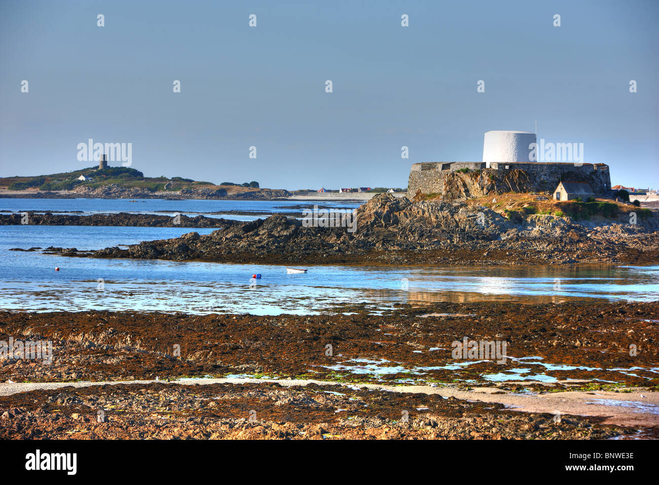 Nord Ost Küste von Guernsey, Kanalinseln im Ärmelkanal bei Ebbe. Typische Festung erhebt sich an der Küste. Stockfoto