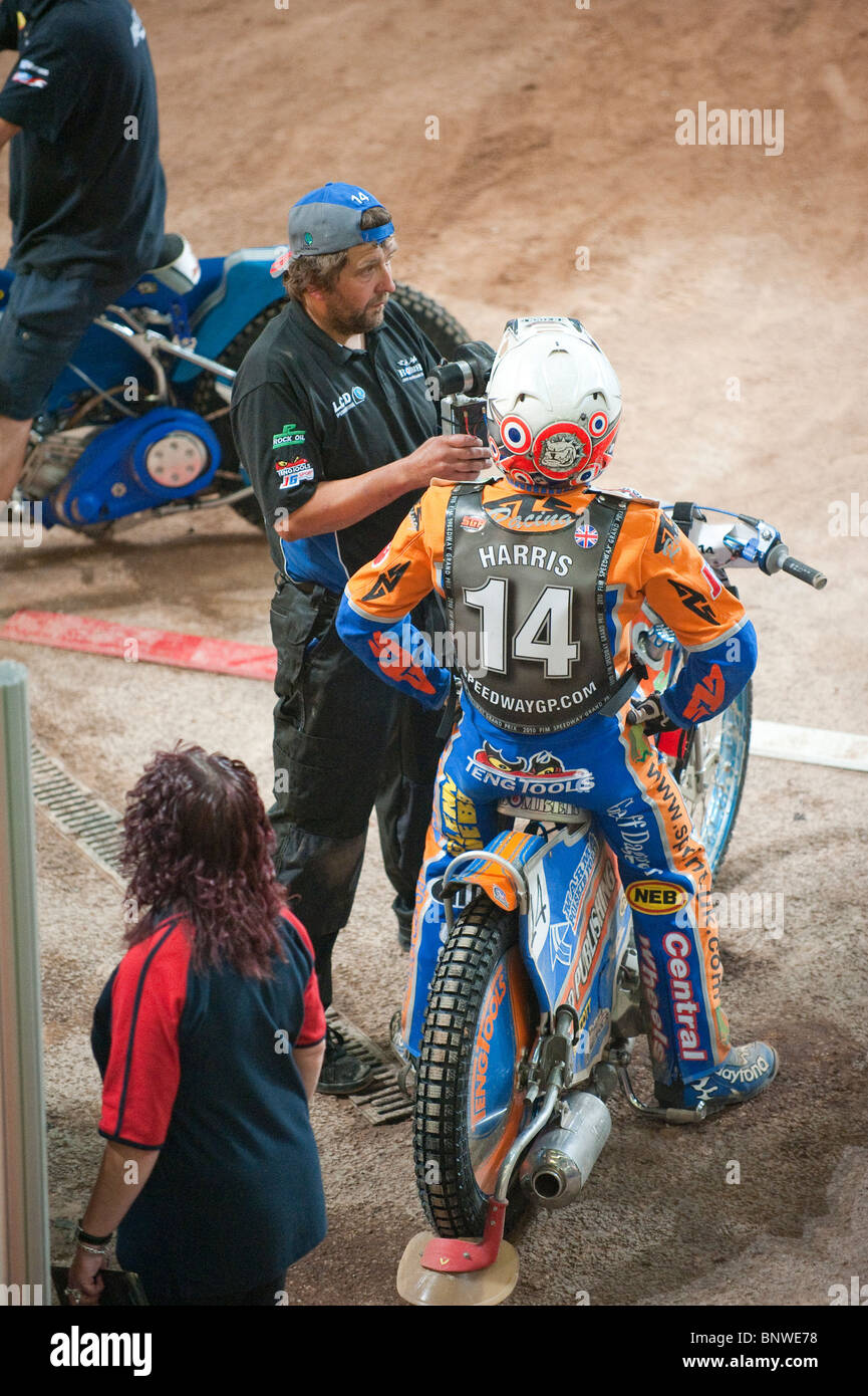 Britische Speedway Grand Prix 2010, gehalten im Millennium Stadium, Cardiff im Juli 2010. Chris Harris bereitet sich auf seine nächste Rennen Stockfoto