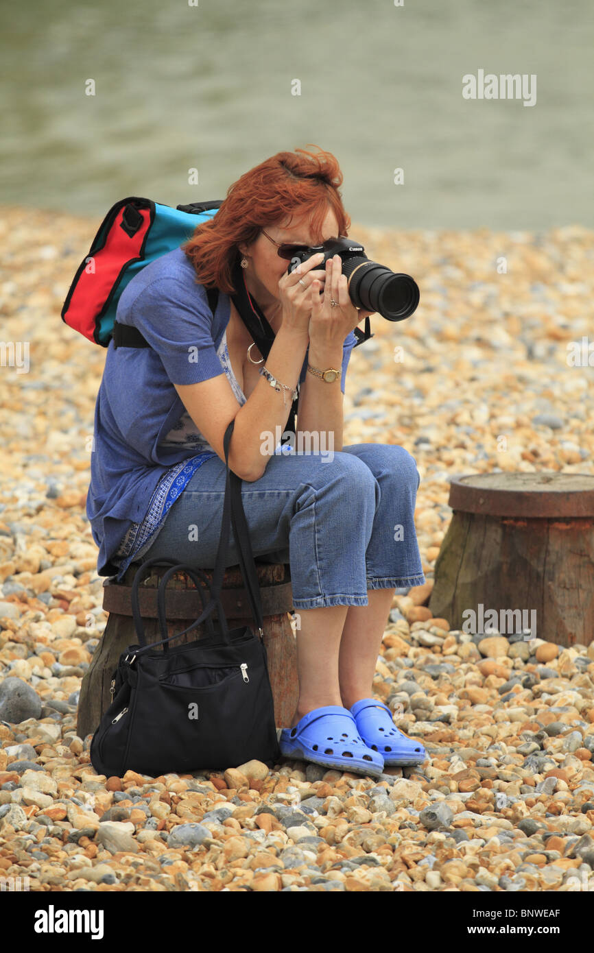 Eine Frau mit dem Fotografieren am Strand Eastbourne, East Sussex, England. Stockfoto