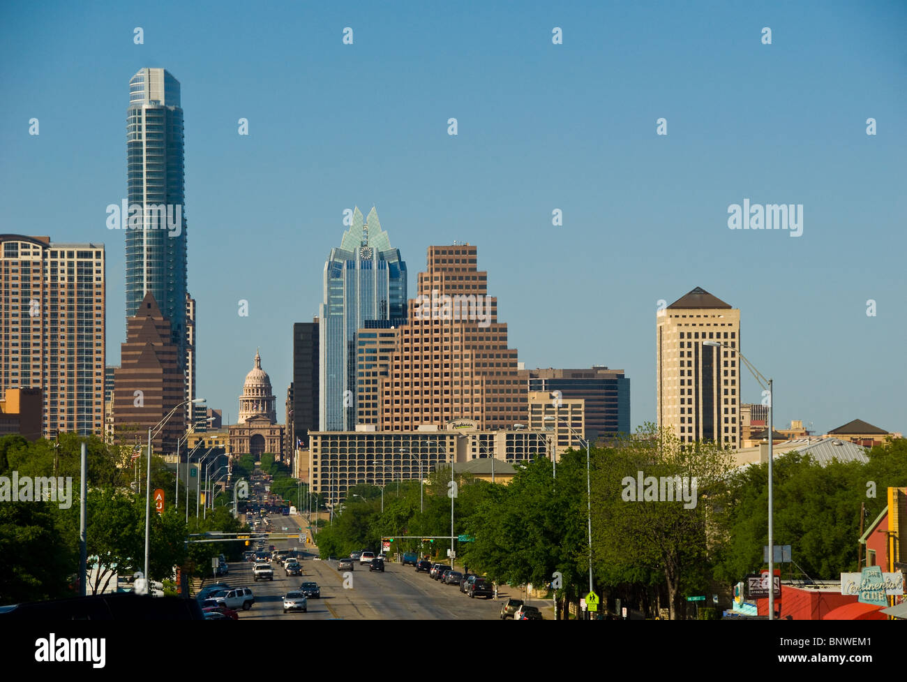 Congress Avenue führt eine Hauptverkehrsstraße Texas State Capitol in der Innenstadt von Austin, Texas, USA Stockfoto