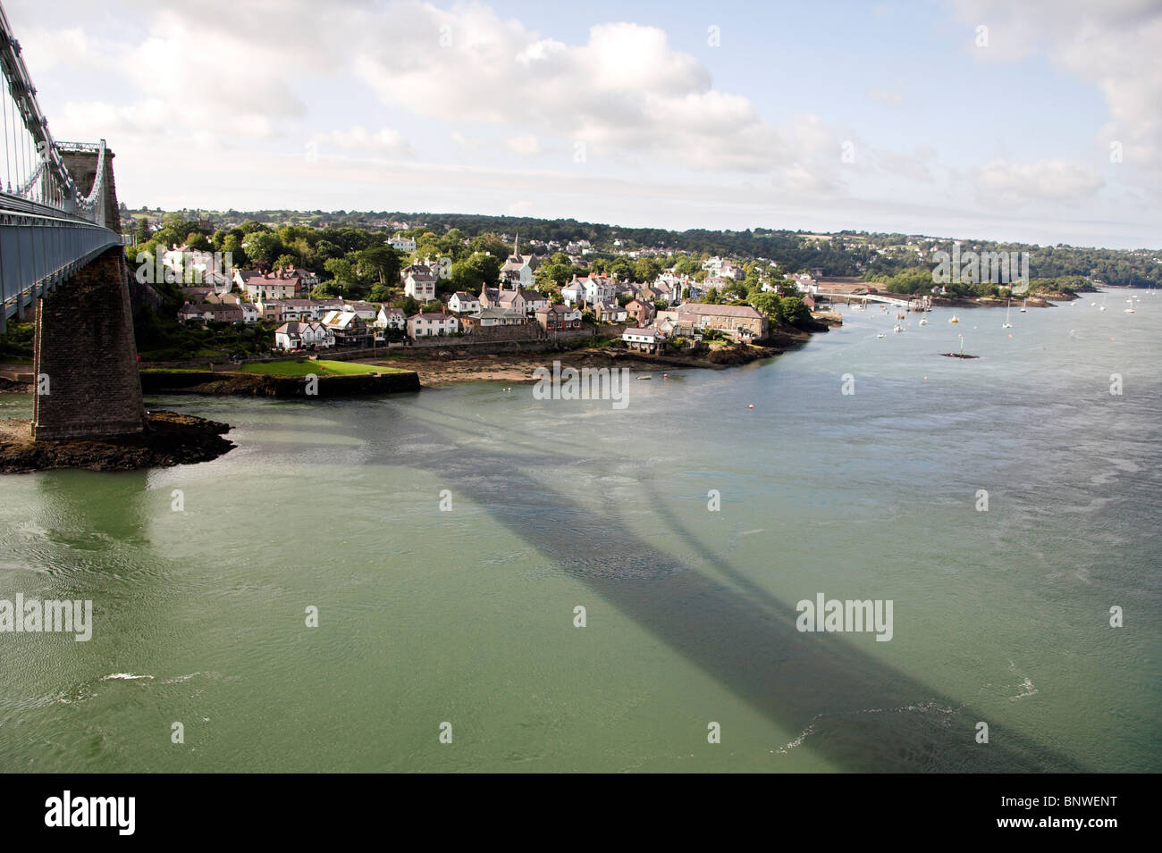 Menai Bridge wirft einen Schatten im Wasser, Menai Straits, Anglesey, North Wales, UK Stockfoto