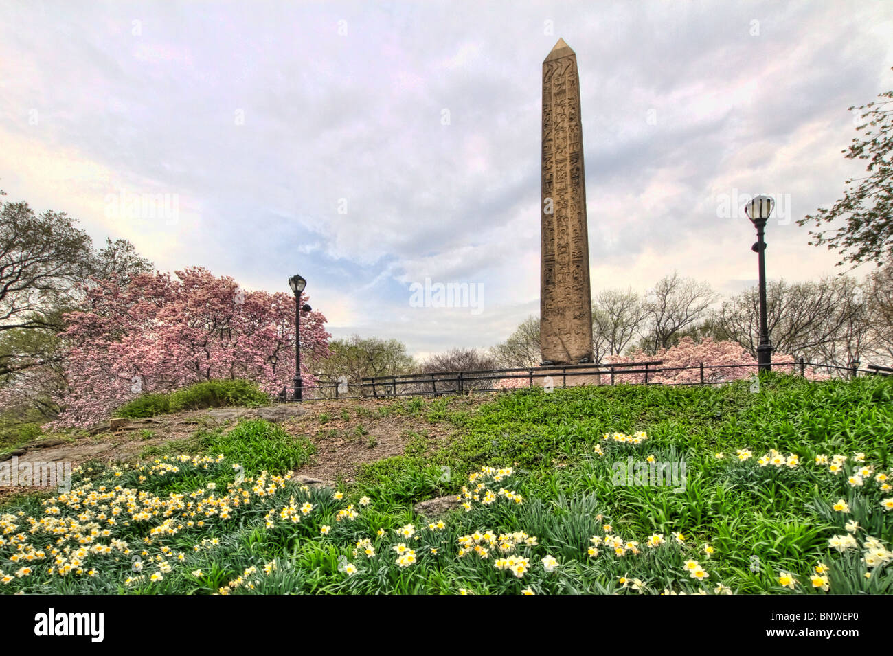 Ein High Dynamic Range-Blick auf Kleopatras Nadel an einem bewölkten Frühlingsmorgen im New Yorker Central Park Stockfoto