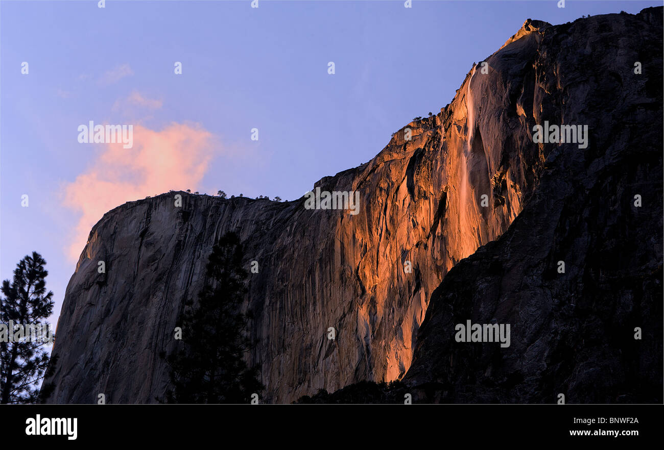 Abendlicht am Schachtelhalm Falls, Yosemite-Nationalpark, Kalifornien, USA. Stockfoto