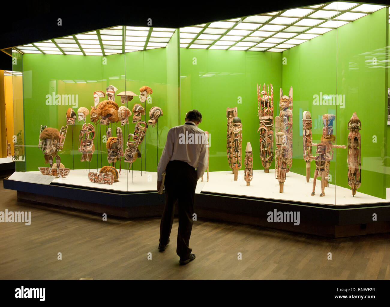 Besucher betrachten Südsee Exponate im Ethnologischen Museum Dahlem in Berlin Deutschland Stockfoto