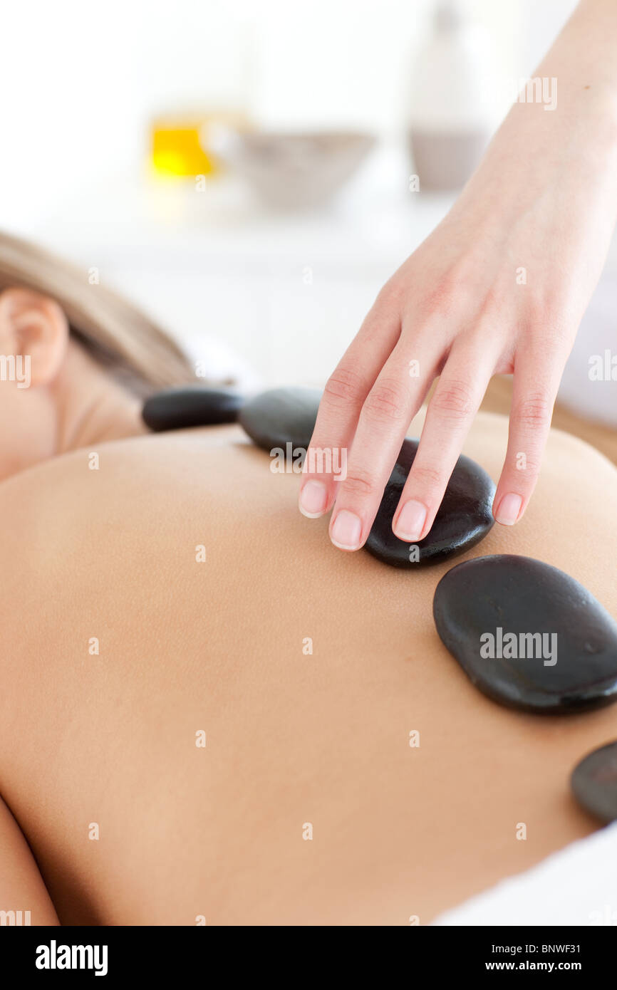 Nahaufnahme einer Frau auf einer Massageliege entspannen Stockfoto