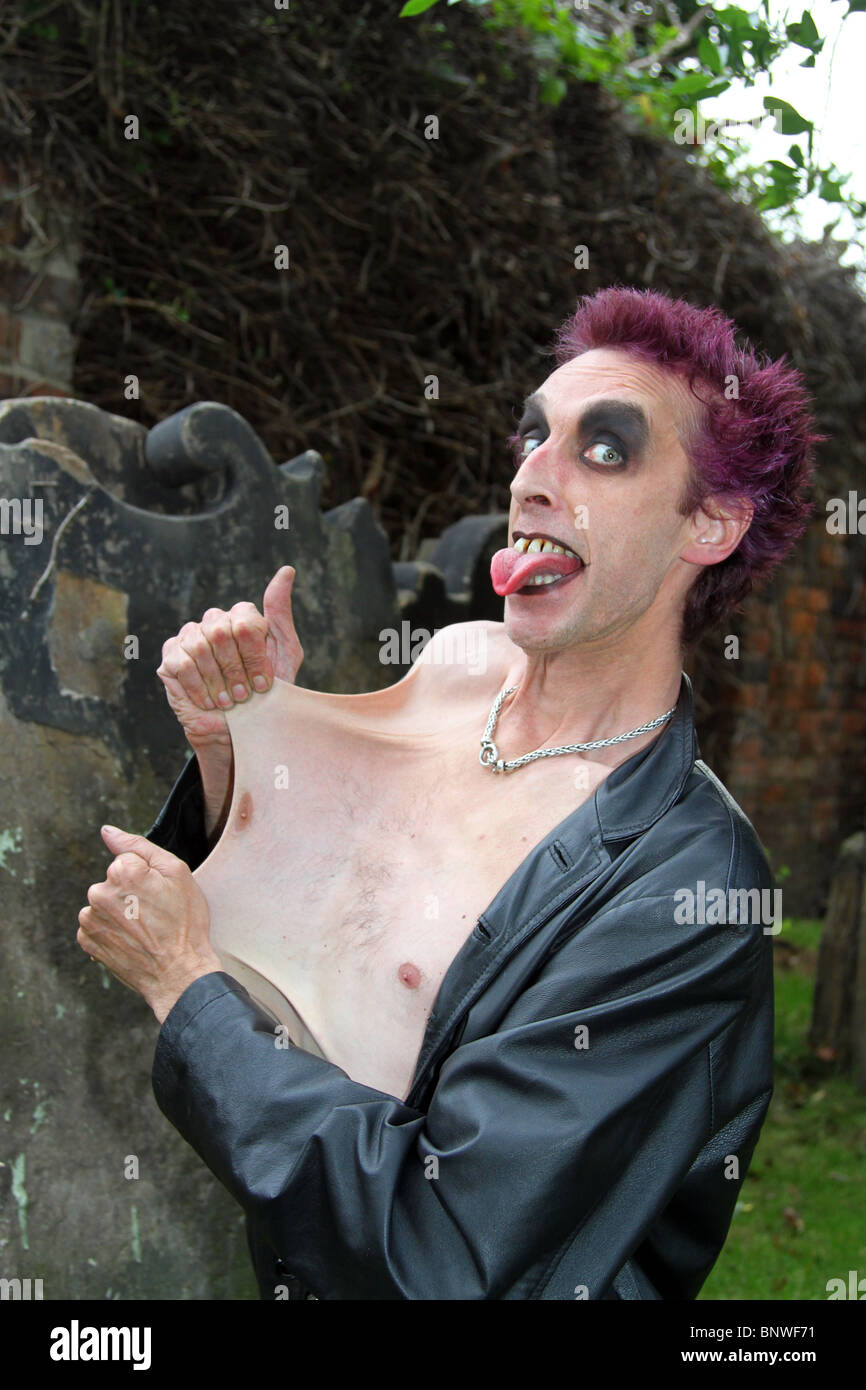 Ehlers-Danlos-Syndrom stretching Erkrankung des Bindegewebes. Ein Sufferer & patient Gary Ausdehnung an der Zirkus von Schrecken, Stockton, UK arbeiten Stockfoto