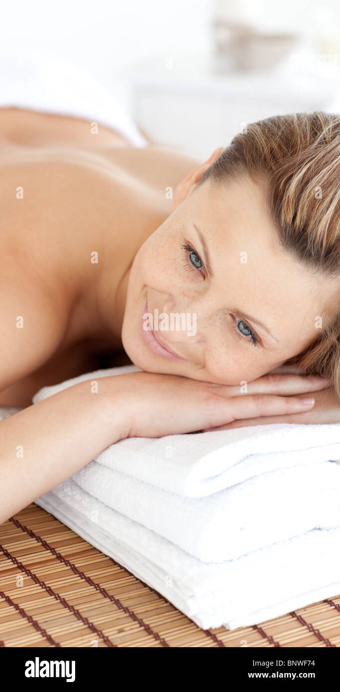 Nahaufnahme einer lächelnden Frau mit einer Massage mit Steinen Stockfoto