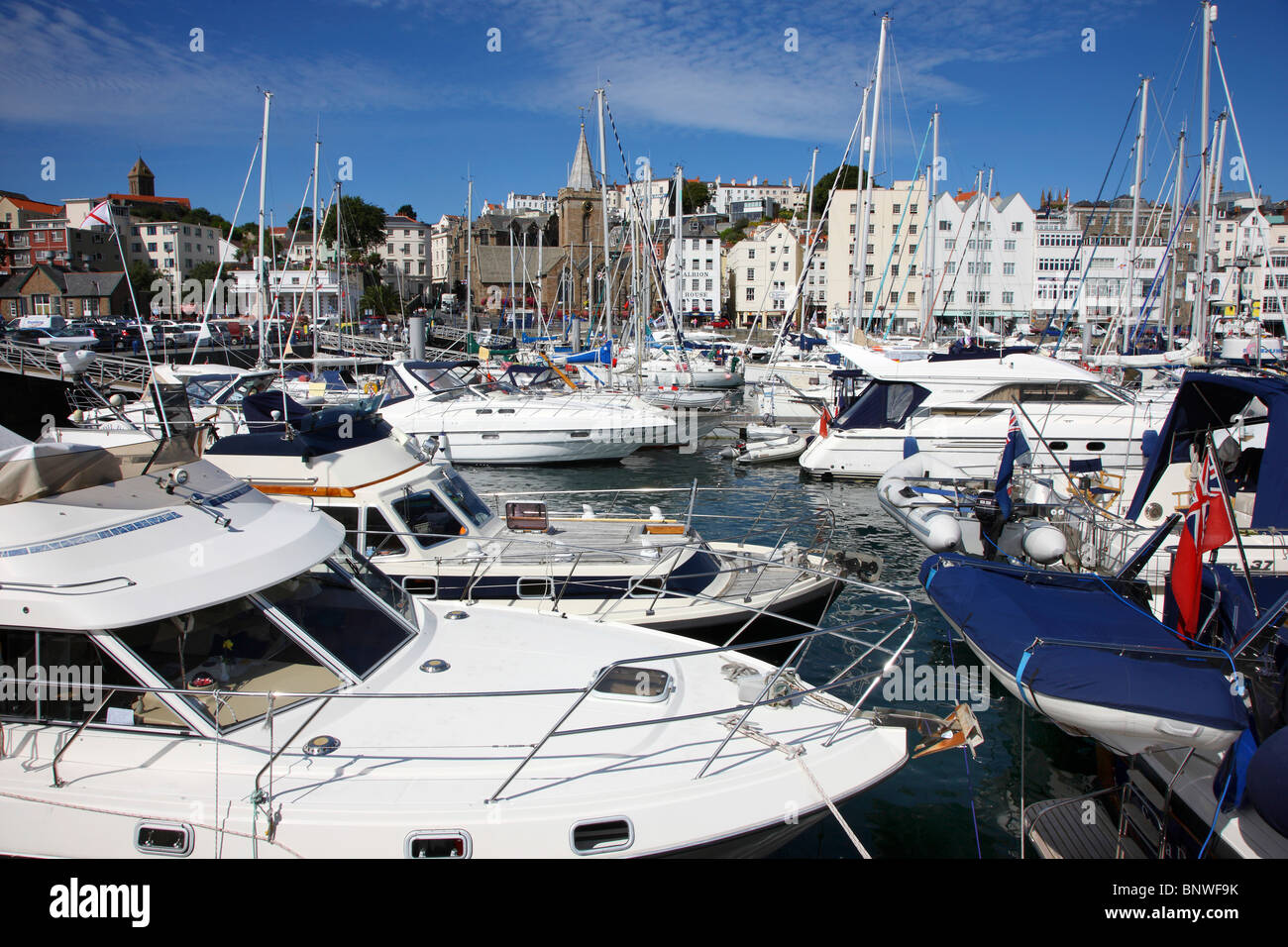 Hafen, Hafen von St. Peter Port, Guernsey, UK, Kanalinseln. Segelboote und Yachten in das Hafenbecken, Skyline der Stadt Stockfoto