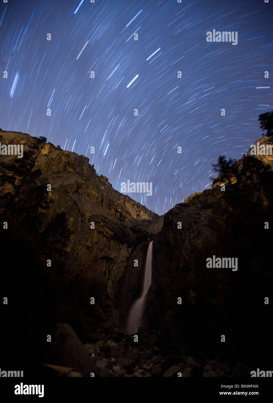 Sternspuren in ein Winter-Nachthimmel über upper Yosemite Falls, Yosemite-Nationalpark, Kalifornien, USA. Stockfoto